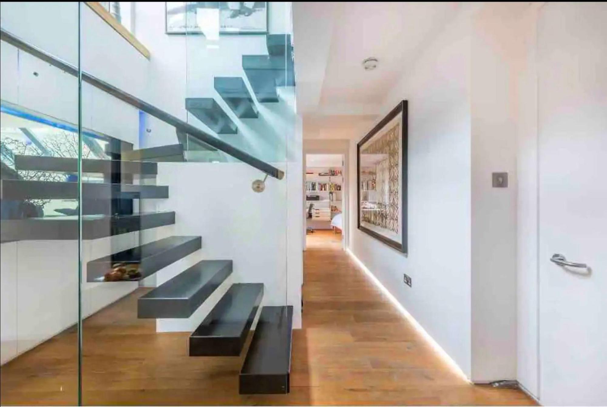 Stunning 3 Bedroom, 3 Bathroom Duplex With Terrace Londen Buitenkant foto